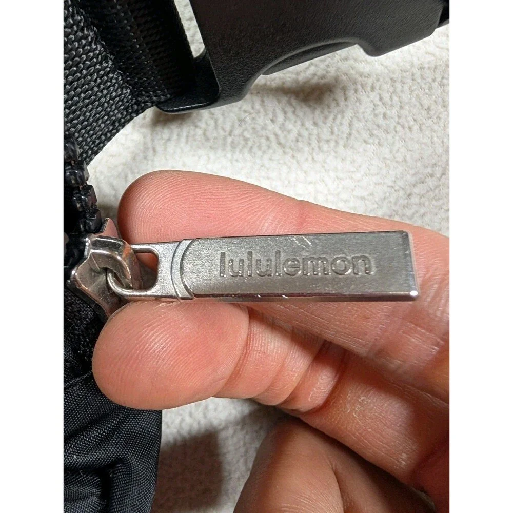 Lululemon Everywhere Women's Belt Bag 1L  Black Silver Logo Fanny Pack Shoulder